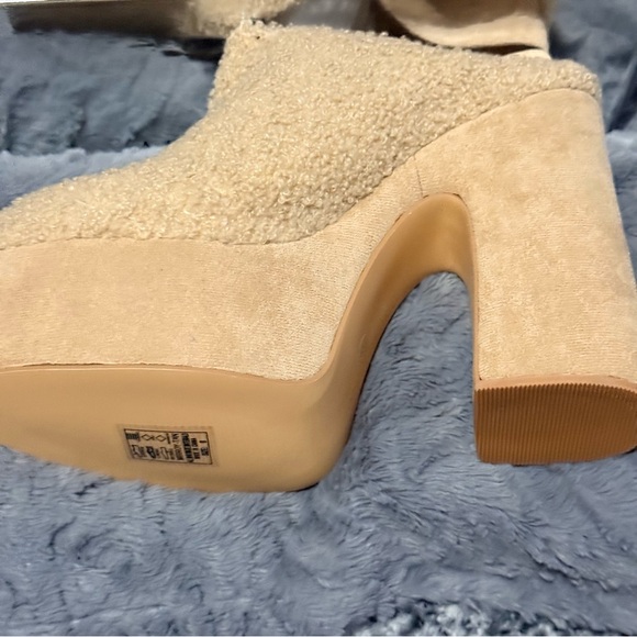 Elegant Tan Platform Mules - Picture 7 of 10